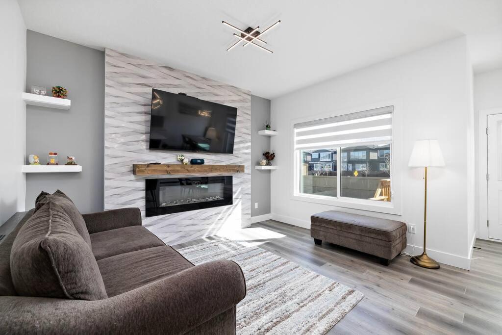 The Happy Place - Luxurious, Cozy And Modern With Air-condition, Netflix, Free Parking Close To Airport And West Mall Holiday home *