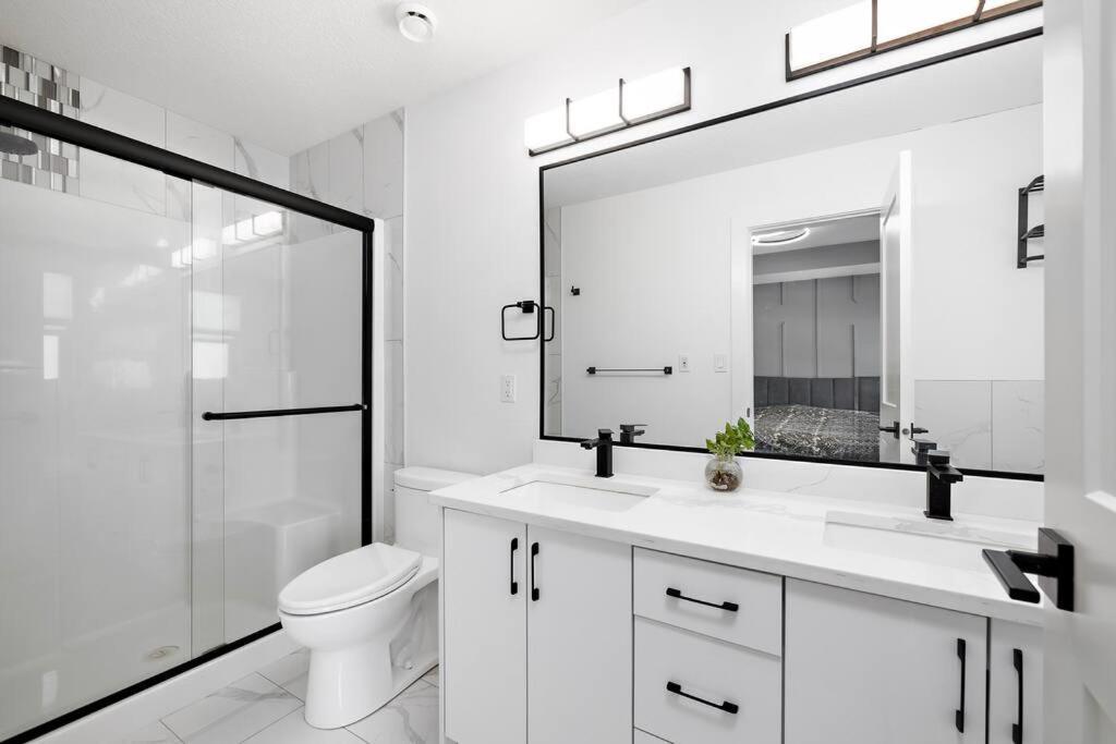 The Happy Place - Luxurious, Cozy And Modern With Air-condition, Netflix, Free Parking Close To Airport And West Mall Edmonton