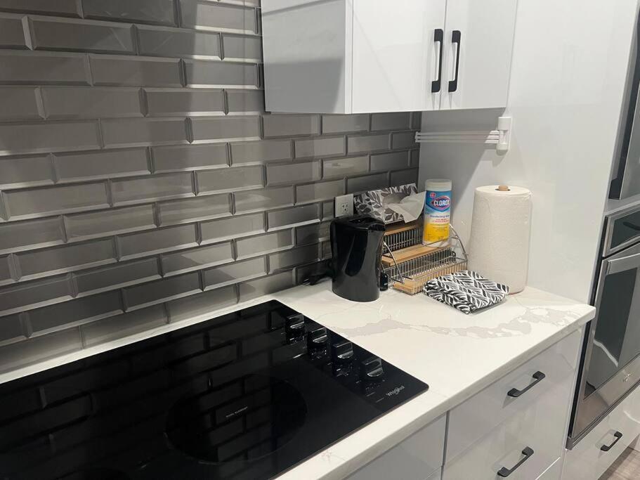 The Happy Place - Luxurious, Cozy And Modern With Air-condition, Netflix, Free Parking Close To Airport And West Mall Edmonton