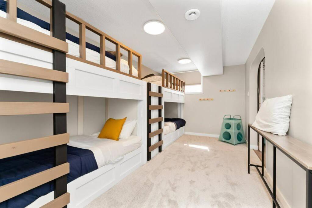Bunkbeddreams,10 Beds,near Rogers Place And Nait Holiday home *