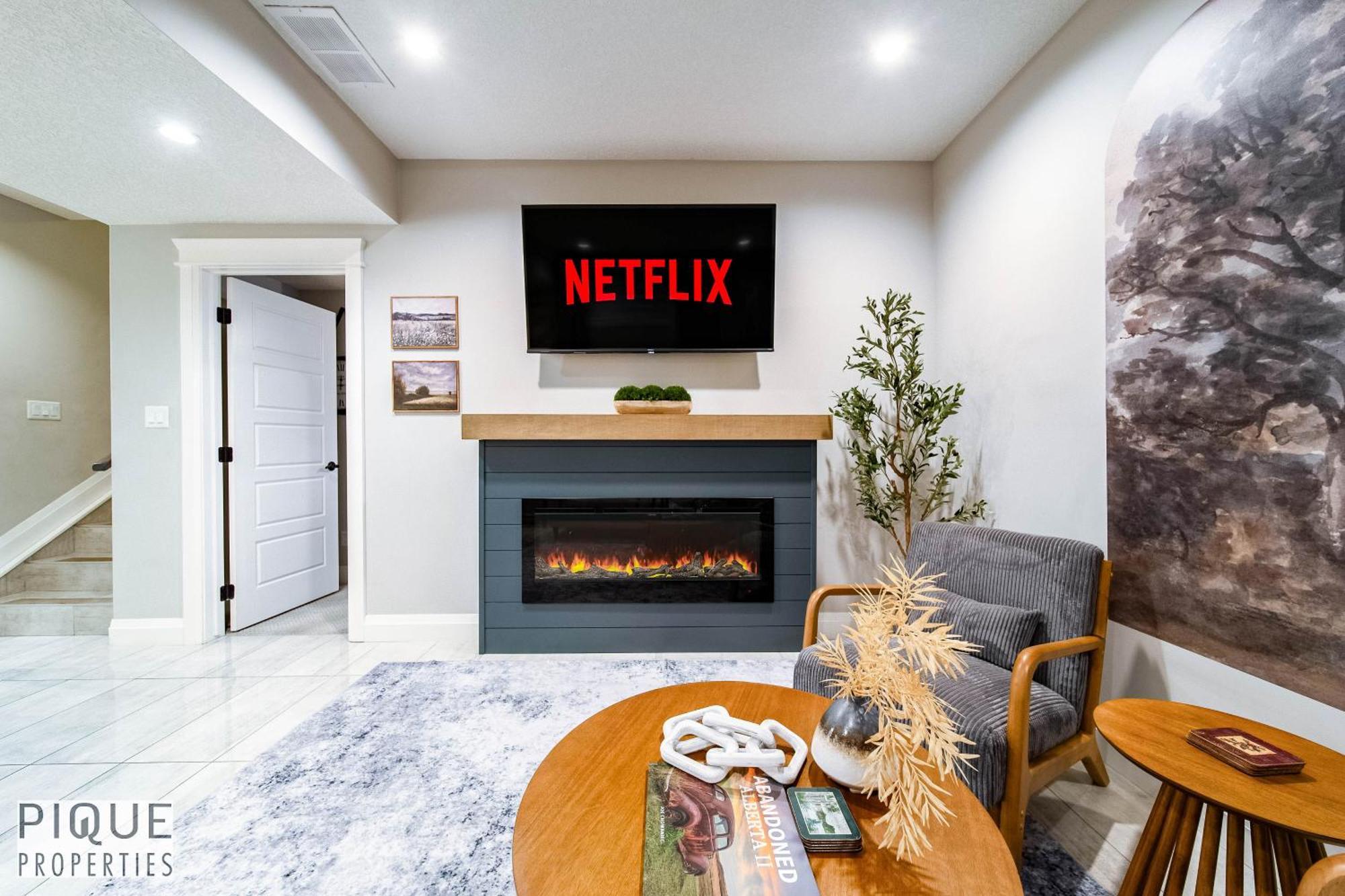 Stunning Suite-hot Tub-kingbed-fireplace-mins-yeg