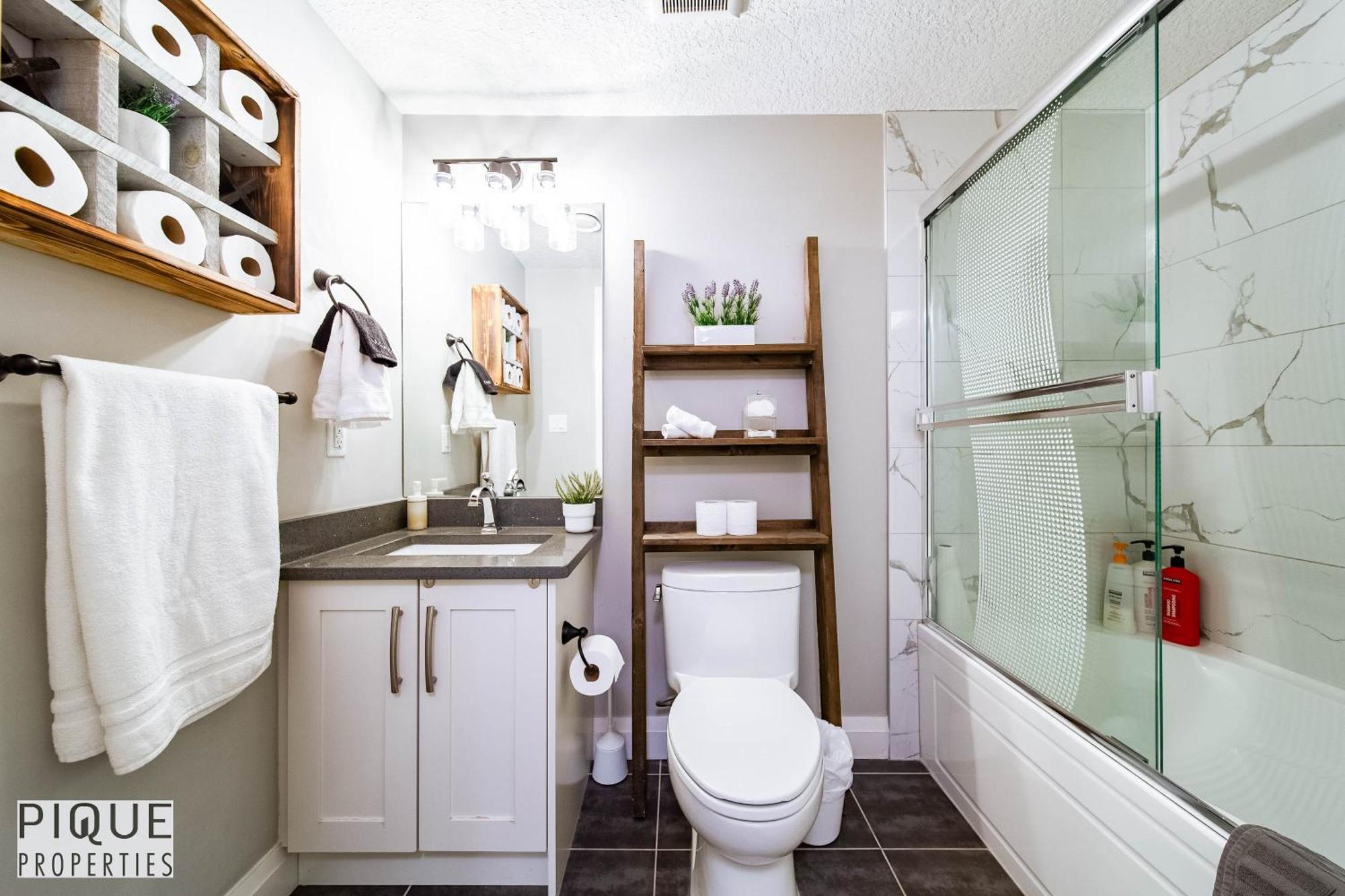 Stunning Suite-hot Tub-kingbed-fireplace-mins-yeg *