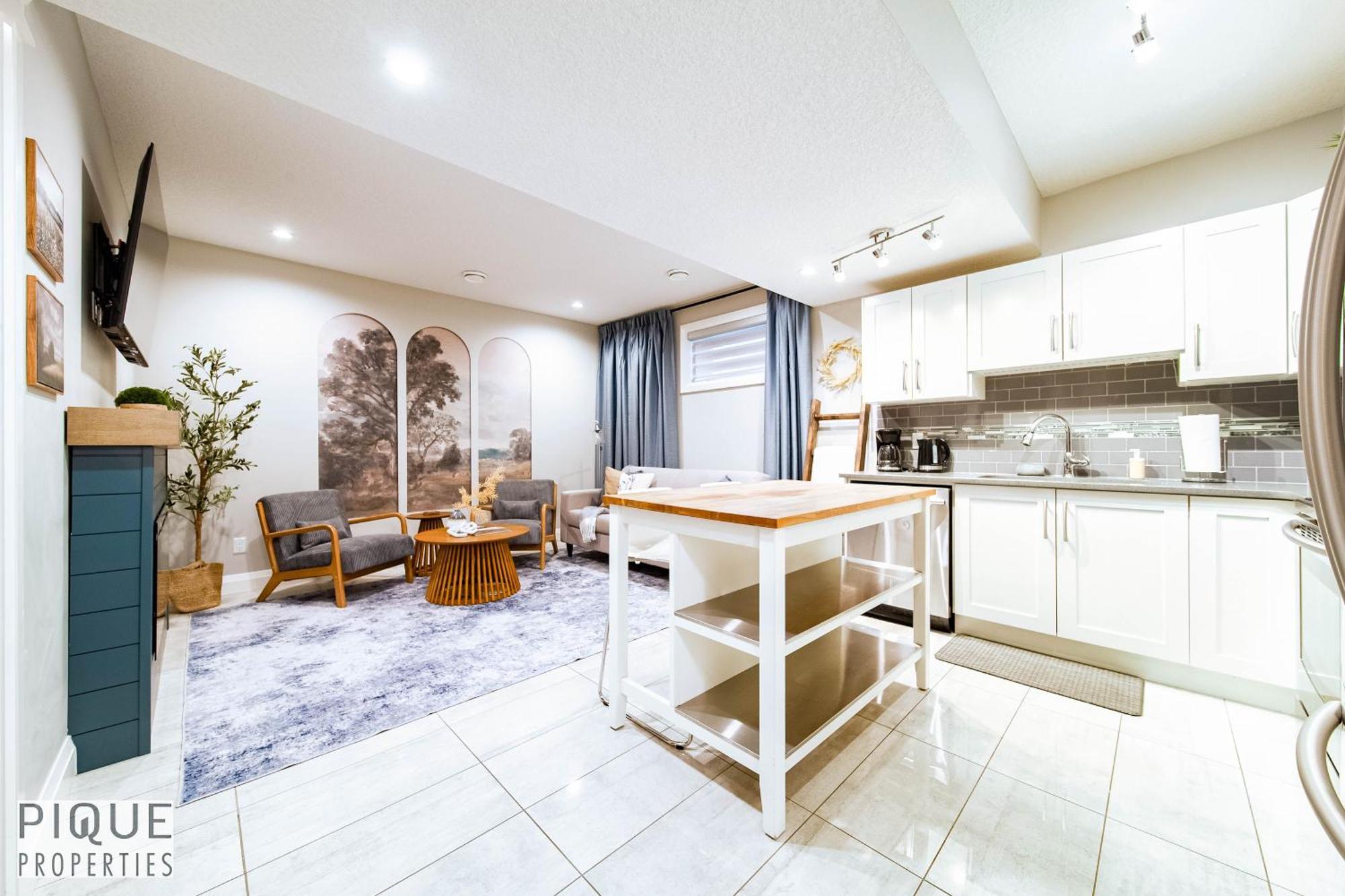 Stunning Suite-hot Tub-kingbed-fireplace-mins-yeg *