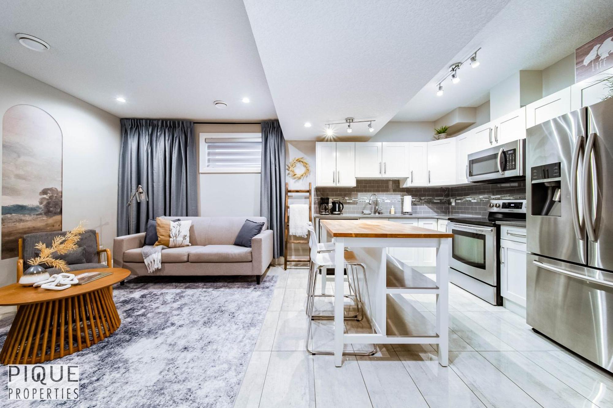 Stunning Suite-hot Tub-kingbed-fireplace-mins-yeg