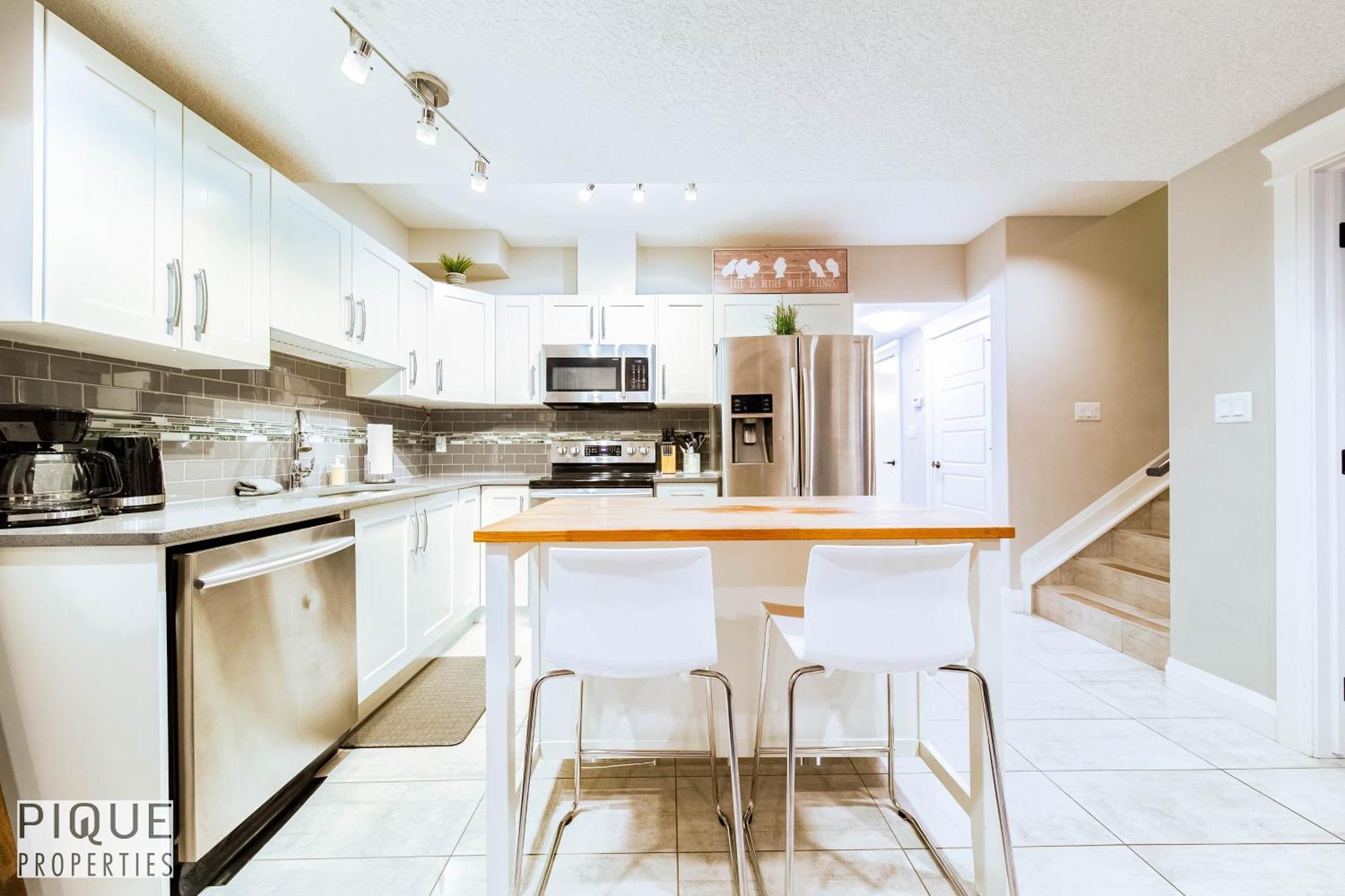 Apartment Stunning Suite-hot Tub-kingbed-fireplace-mins-yeg