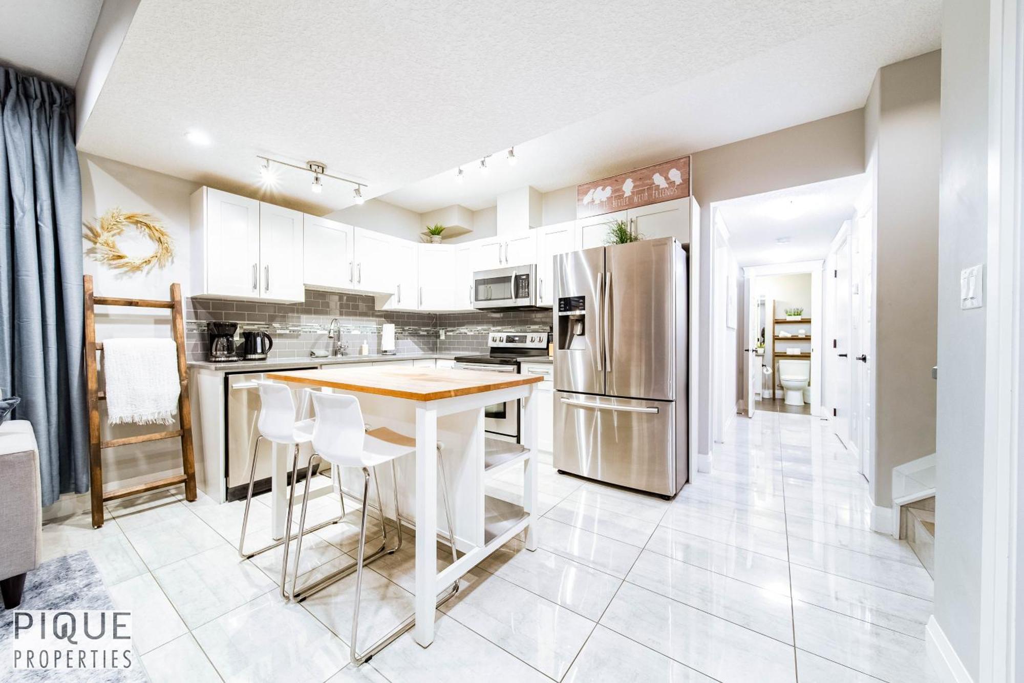 Apartment Stunning Suite-hot Tub-kingbed-fireplace-mins-yeg *