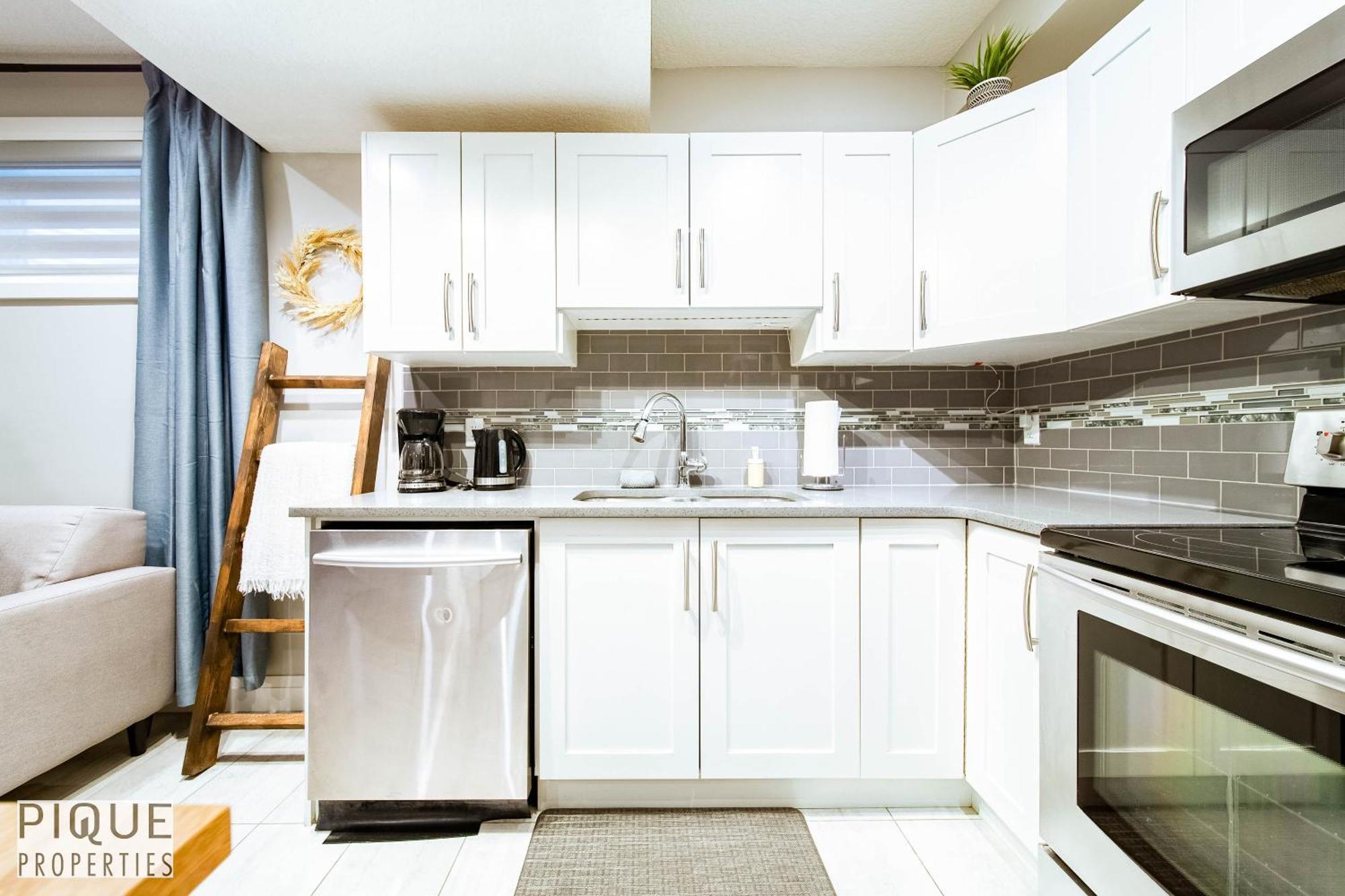 Stunning Suite-hot Tub-kingbed-fireplace-mins-yeg