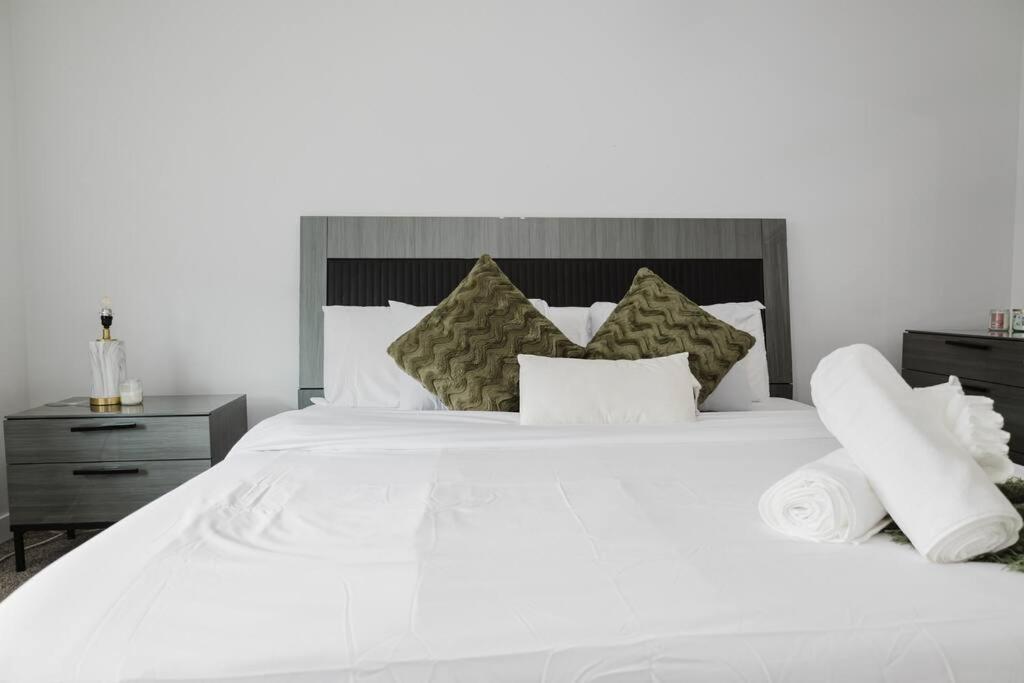 Executive Modern Family Haven For Short * Edmonton