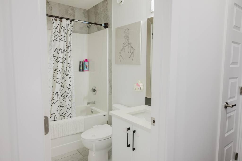 Executive Modern Family Haven For Short Holiday home Edmonton