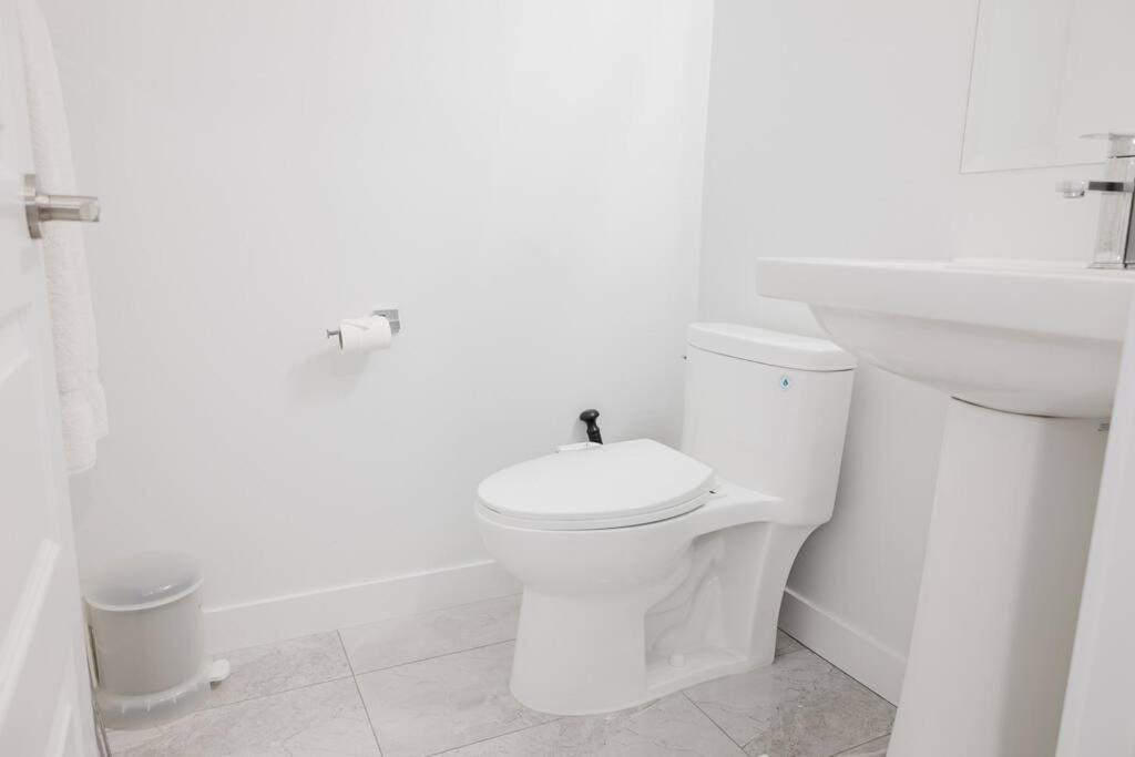 Executive Modern Family Haven For Short Edmonton