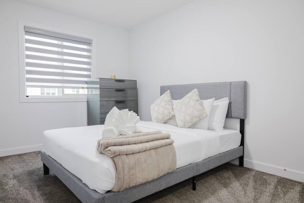 Executive Modern Family Haven For Short *
