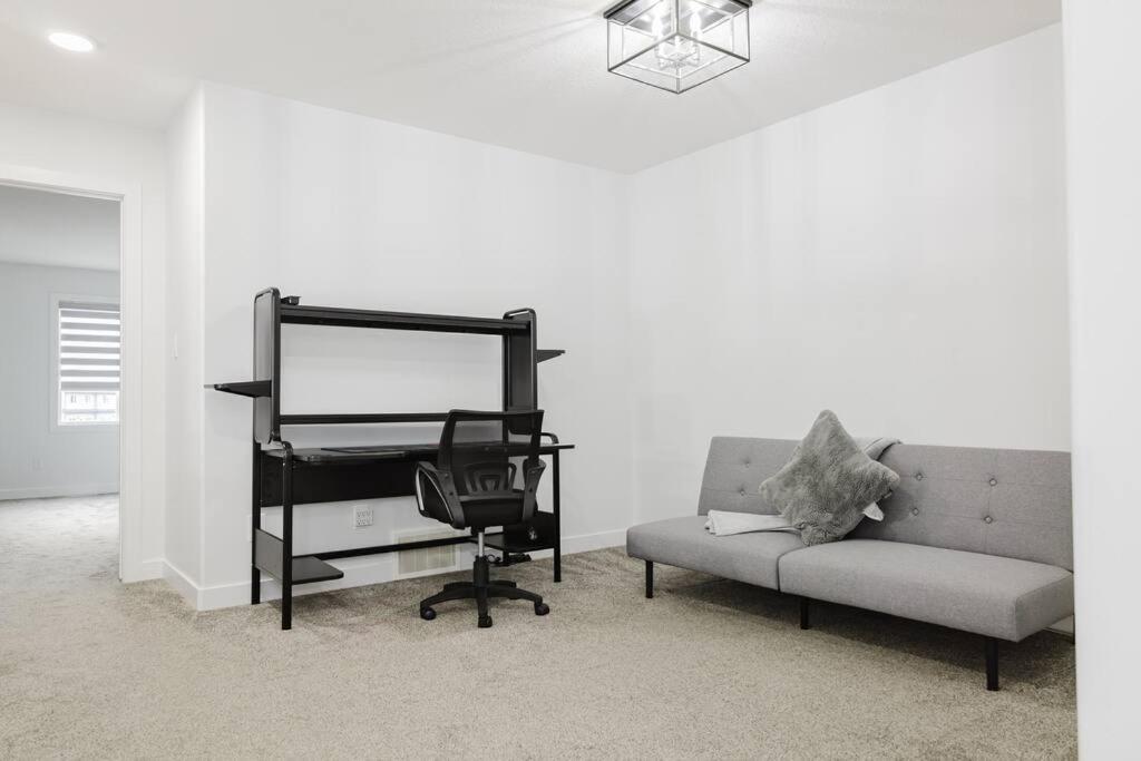 Executive Modern Family Haven For Short Edmonton