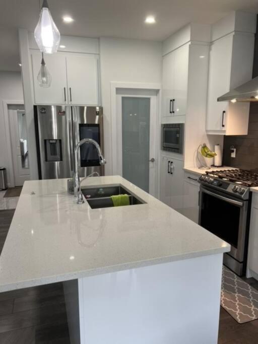 Executive Modern Family Haven For Short Holiday home Edmonton