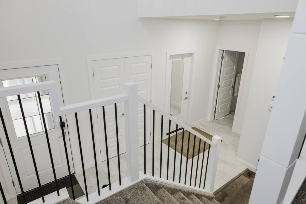 Executive Modern Family Haven For Short *