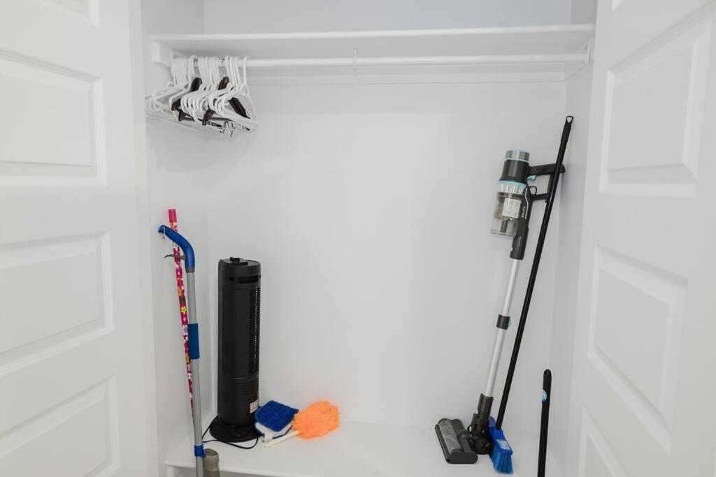 Executive Modern Family Haven For Short * Edmonton
