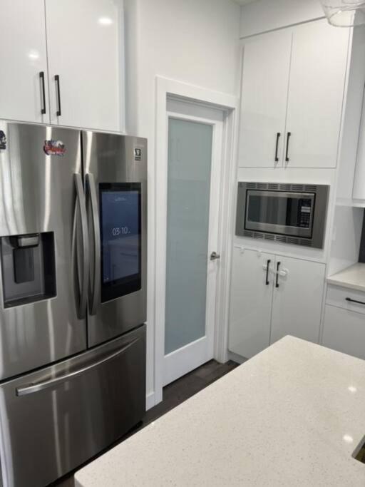 Executive Modern Family Haven For Short Edmonton