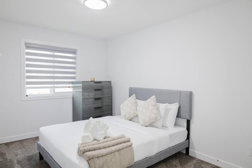 Executive Modern Family Haven For Short * Edmonton