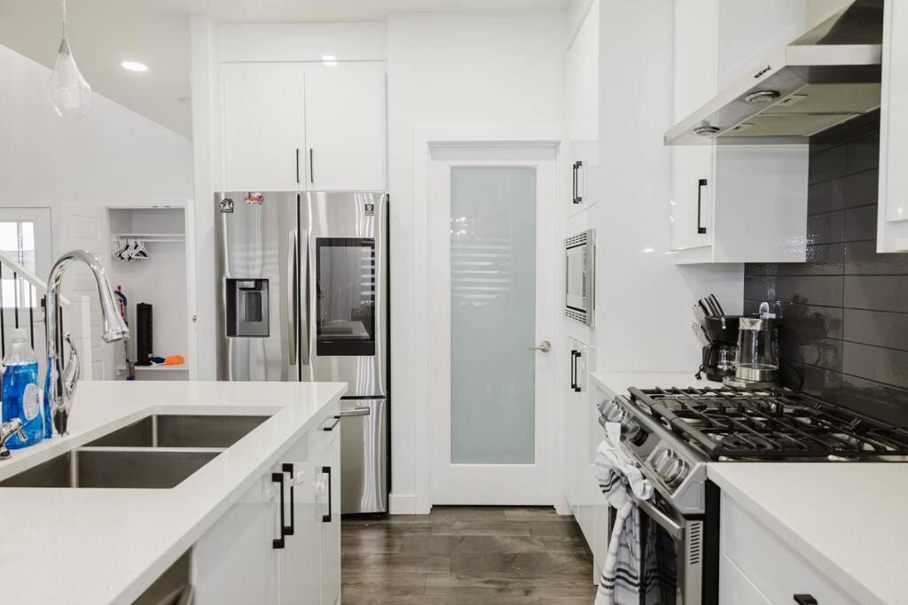 Executive Modern Family Haven For Short