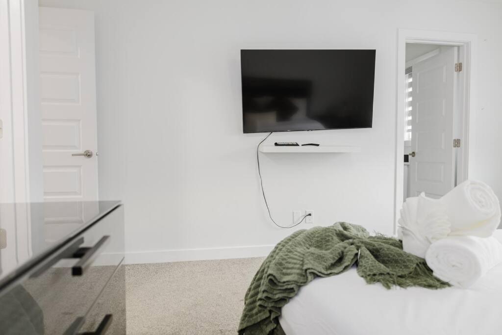 Executive Modern Family Haven For Short *