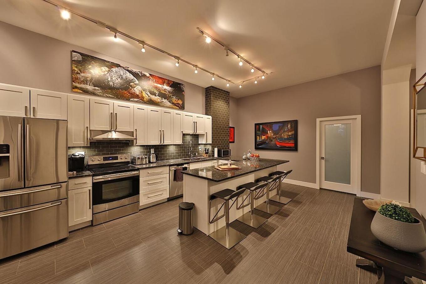 Ice District 2 Kings Private Parking Patio * Edmonton