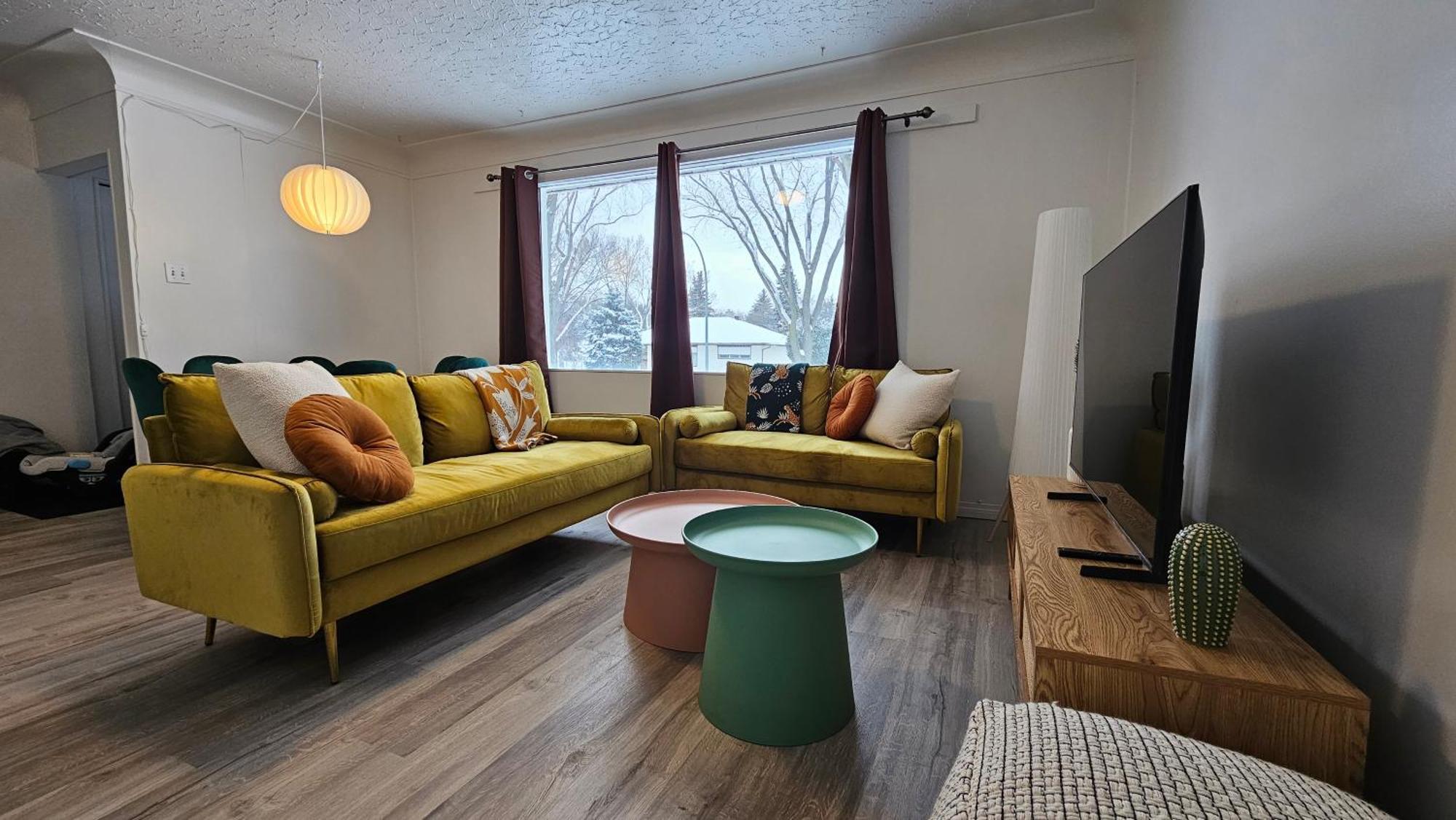 Retro Retreat - 3bdr, 1 Bath, Close To Center Apartment *