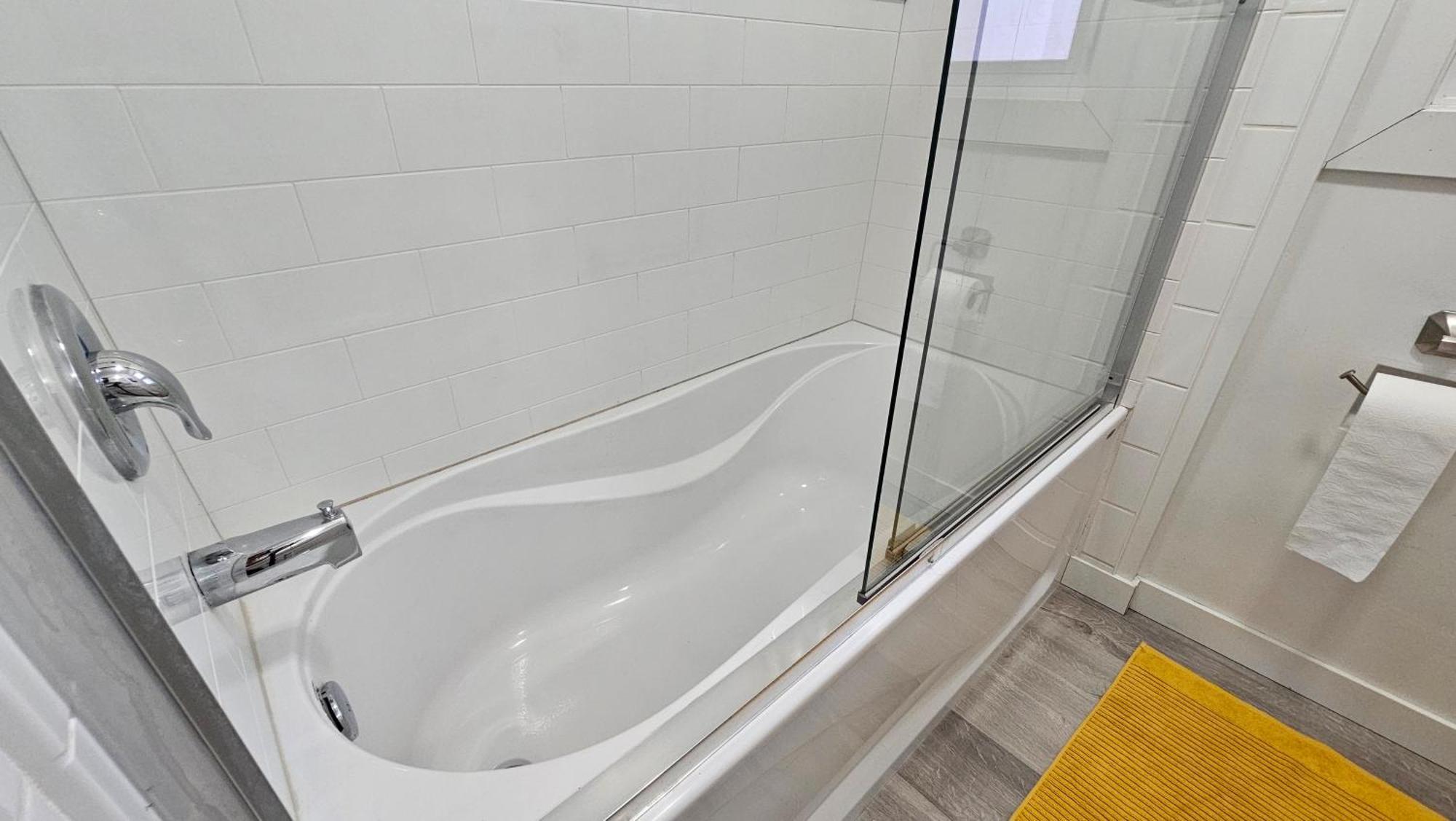 Retro Retreat - 3bdr, 1 Bath, Close To Center *