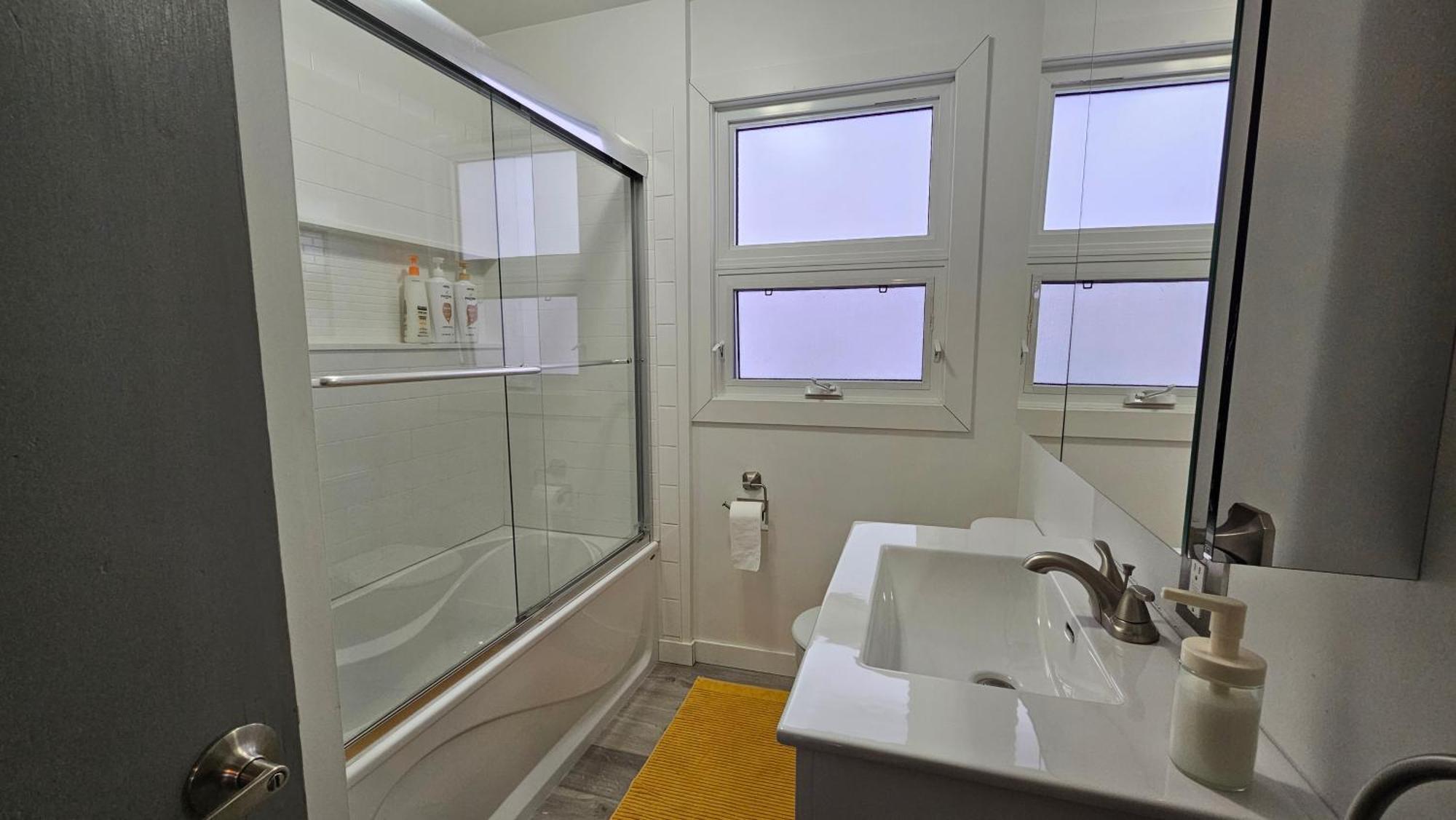 Retro Retreat - 3bdr, 1 Bath, Close To Center Apartment Edmonton