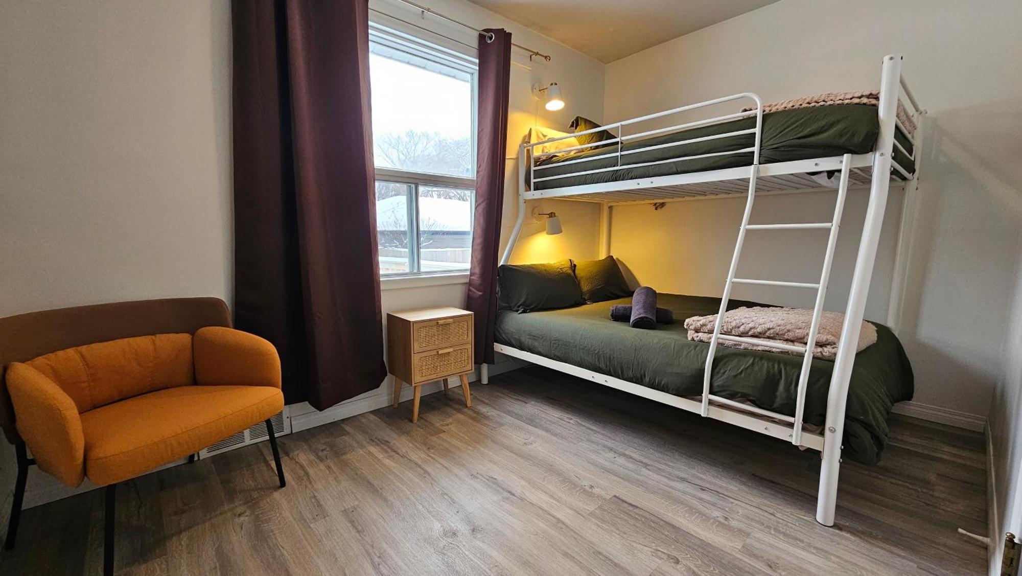 Retro Retreat - 3bdr, 1 Bath, Close To Center Apartment Edmonton