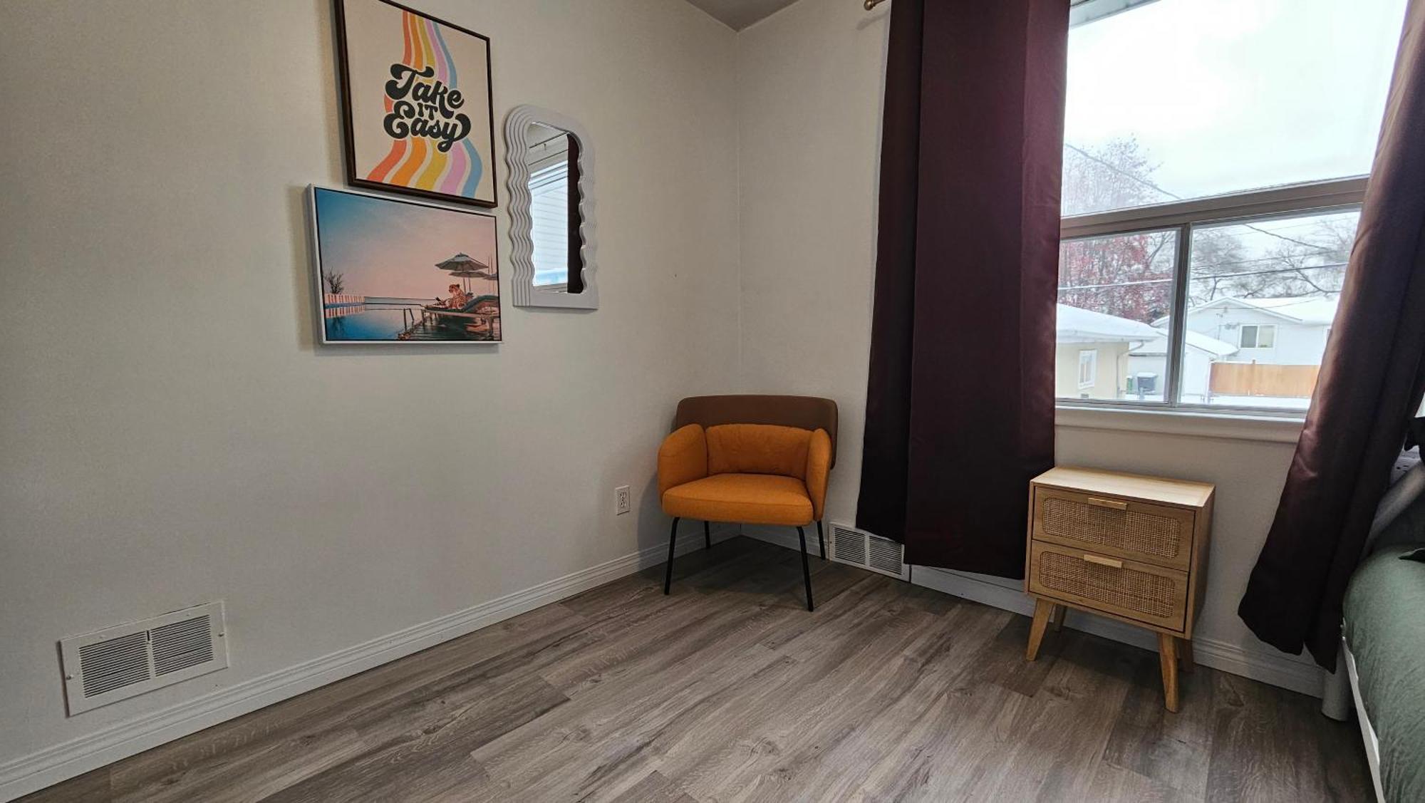 Retro Retreat - 3bdr, 1 Bath, Close To Center Apartment Edmonton