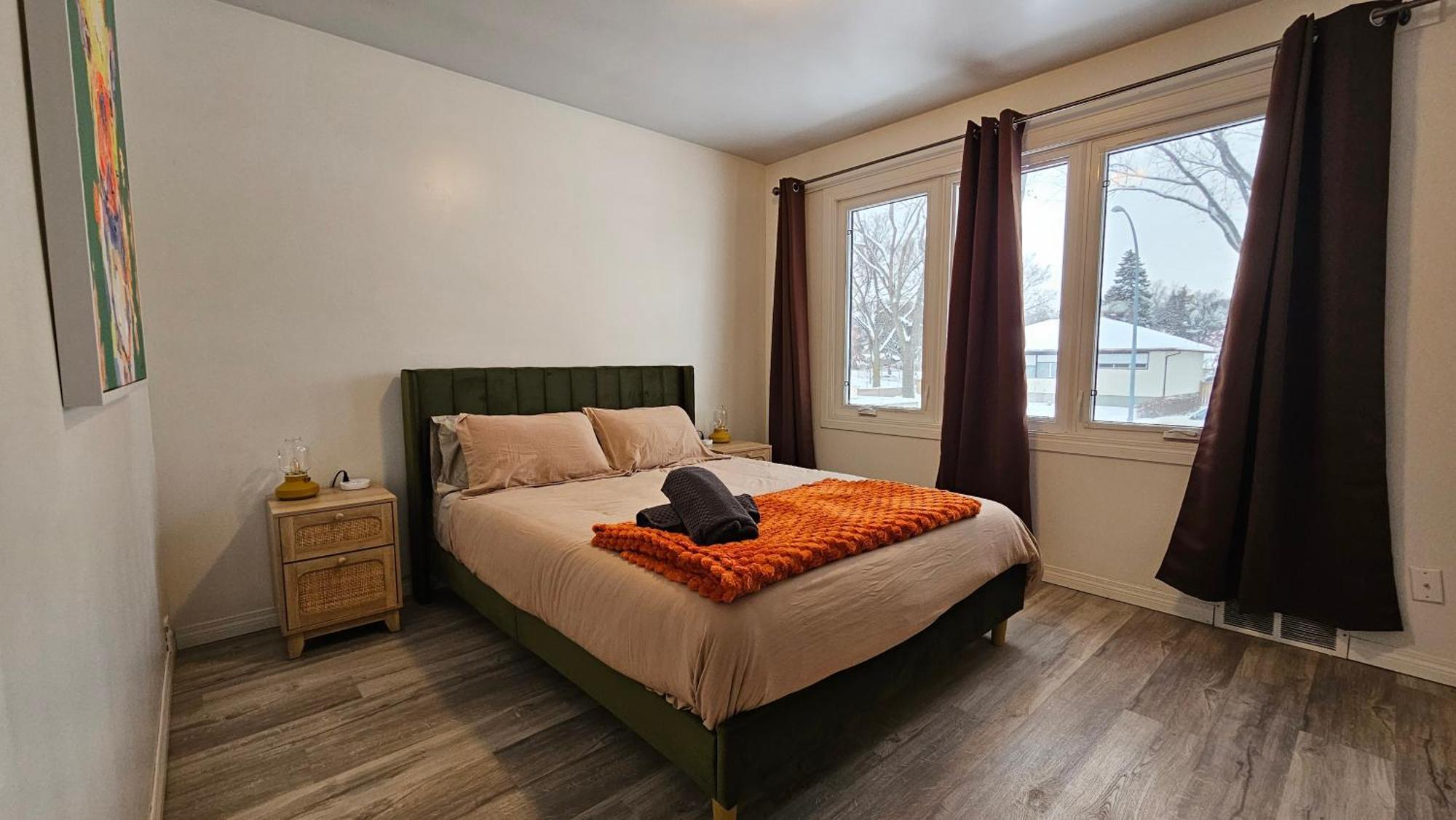 Retro Retreat - 3bdr, 1 Bath, Close To Center Apartment Edmonton