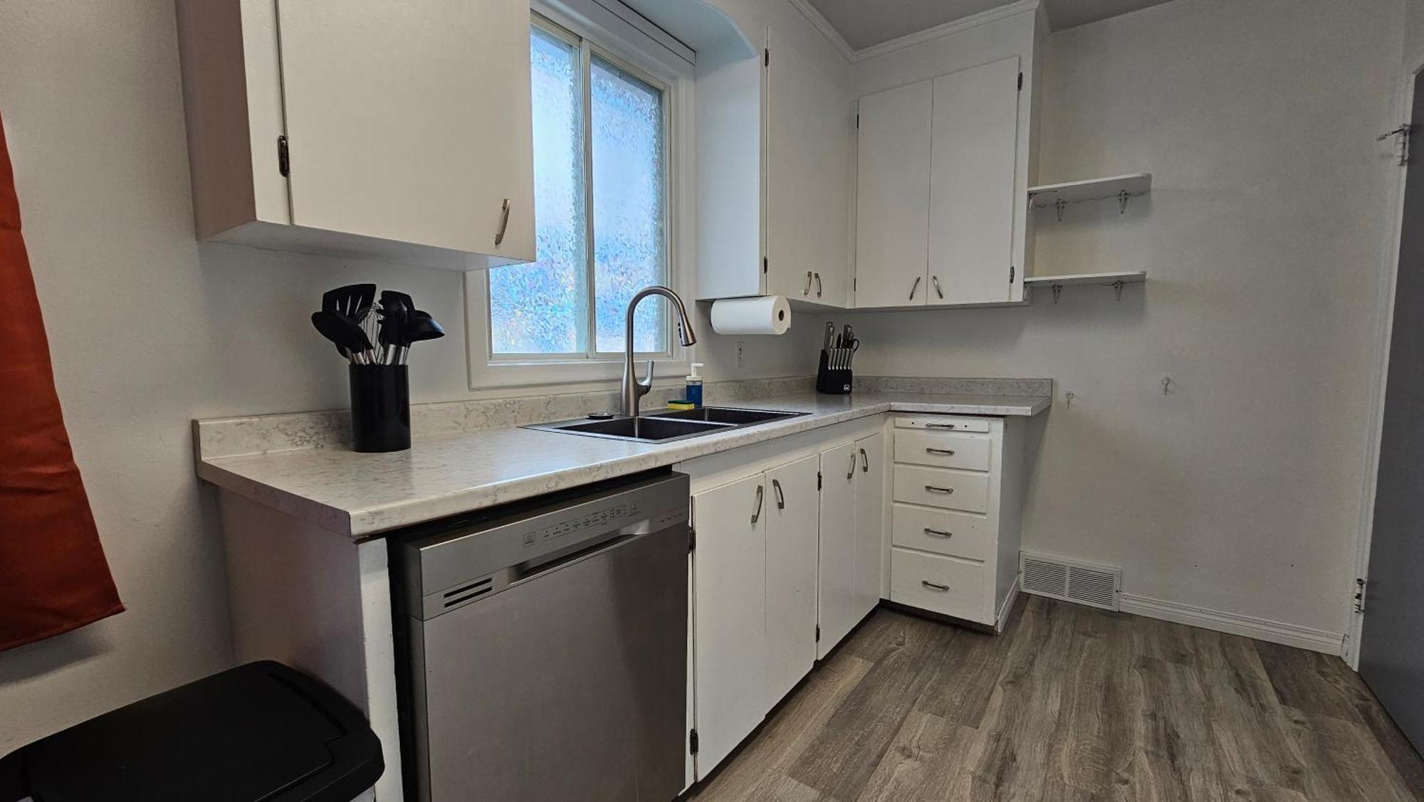 Retro Retreat - 3bdr, 1 Bath, Close To Center Apartment *