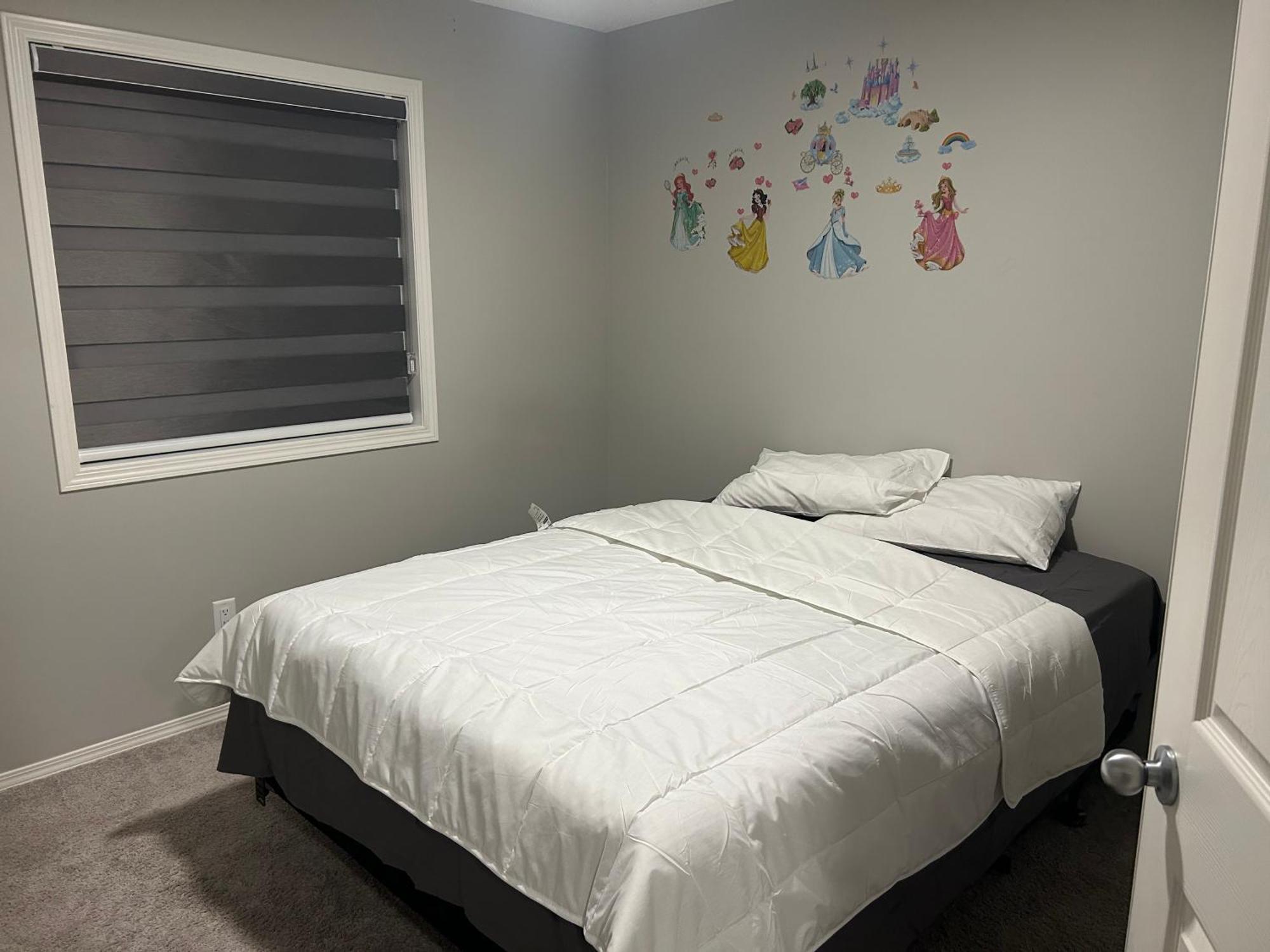 Bedroom Sw Hwy 2 Near Yeg Guest house *