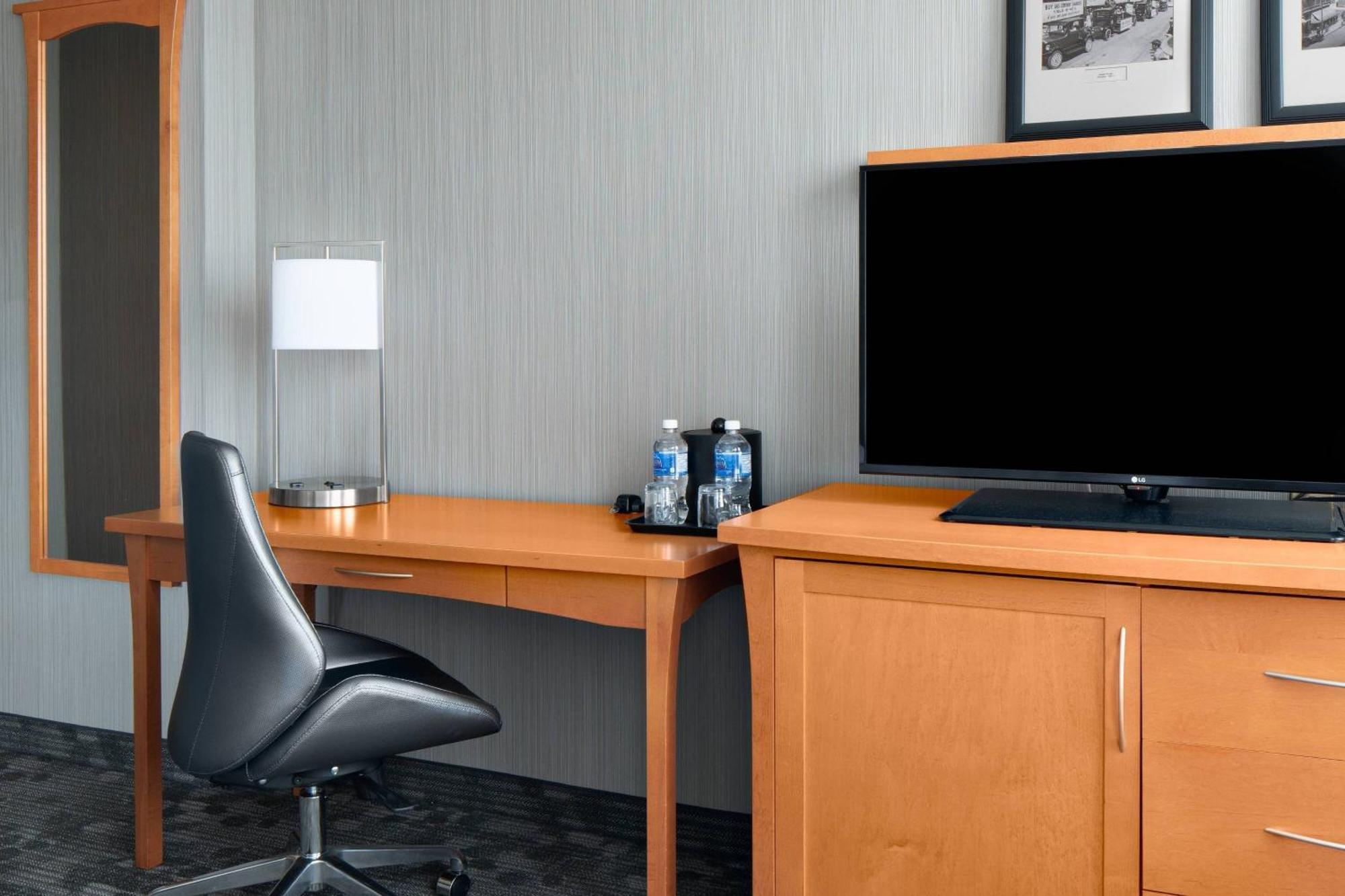Courtyard By Marriott Downtown