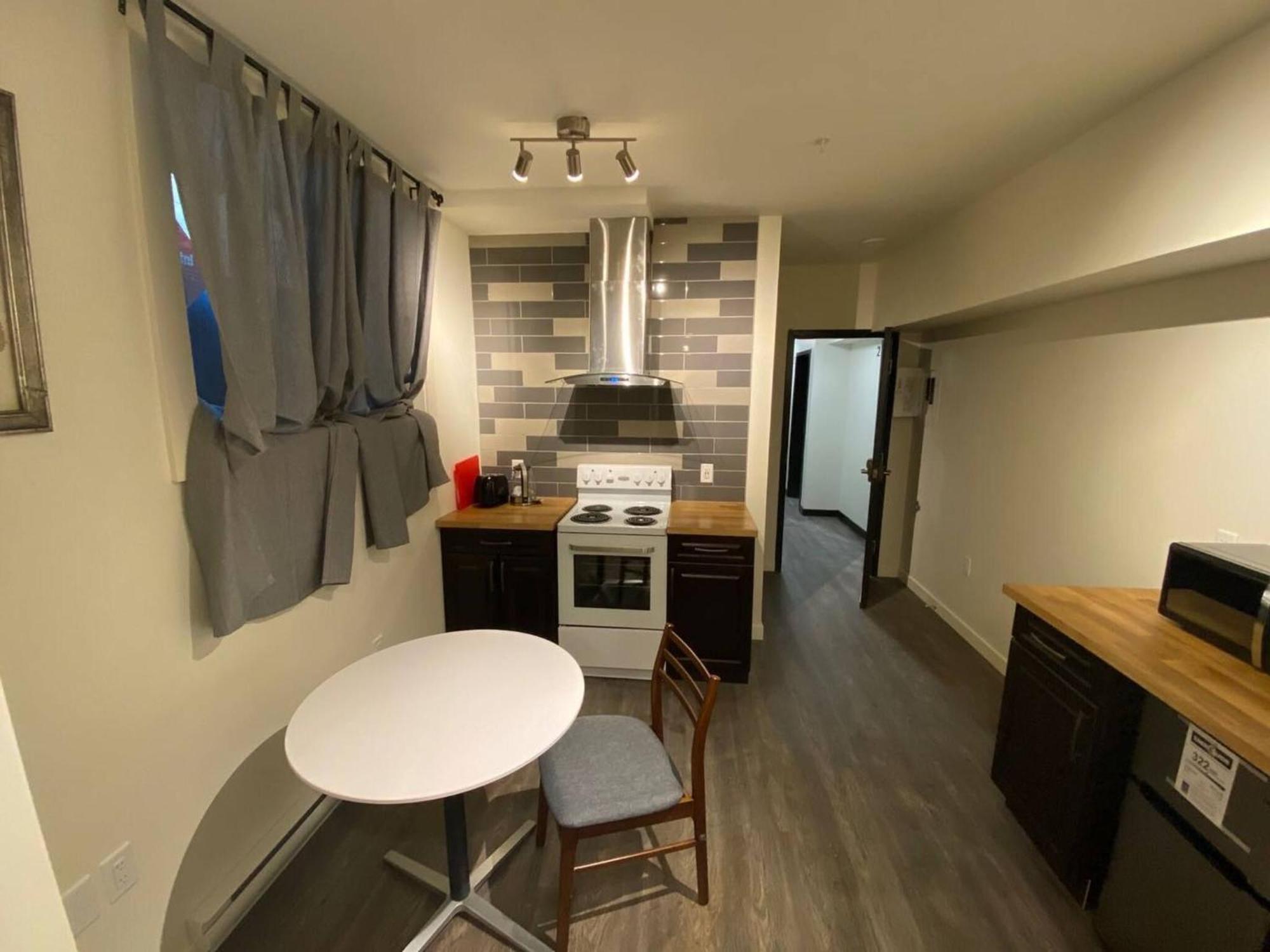 Dt 1 Bedroom 1bath Cozy 8 Min Walk To Arena Apartment *