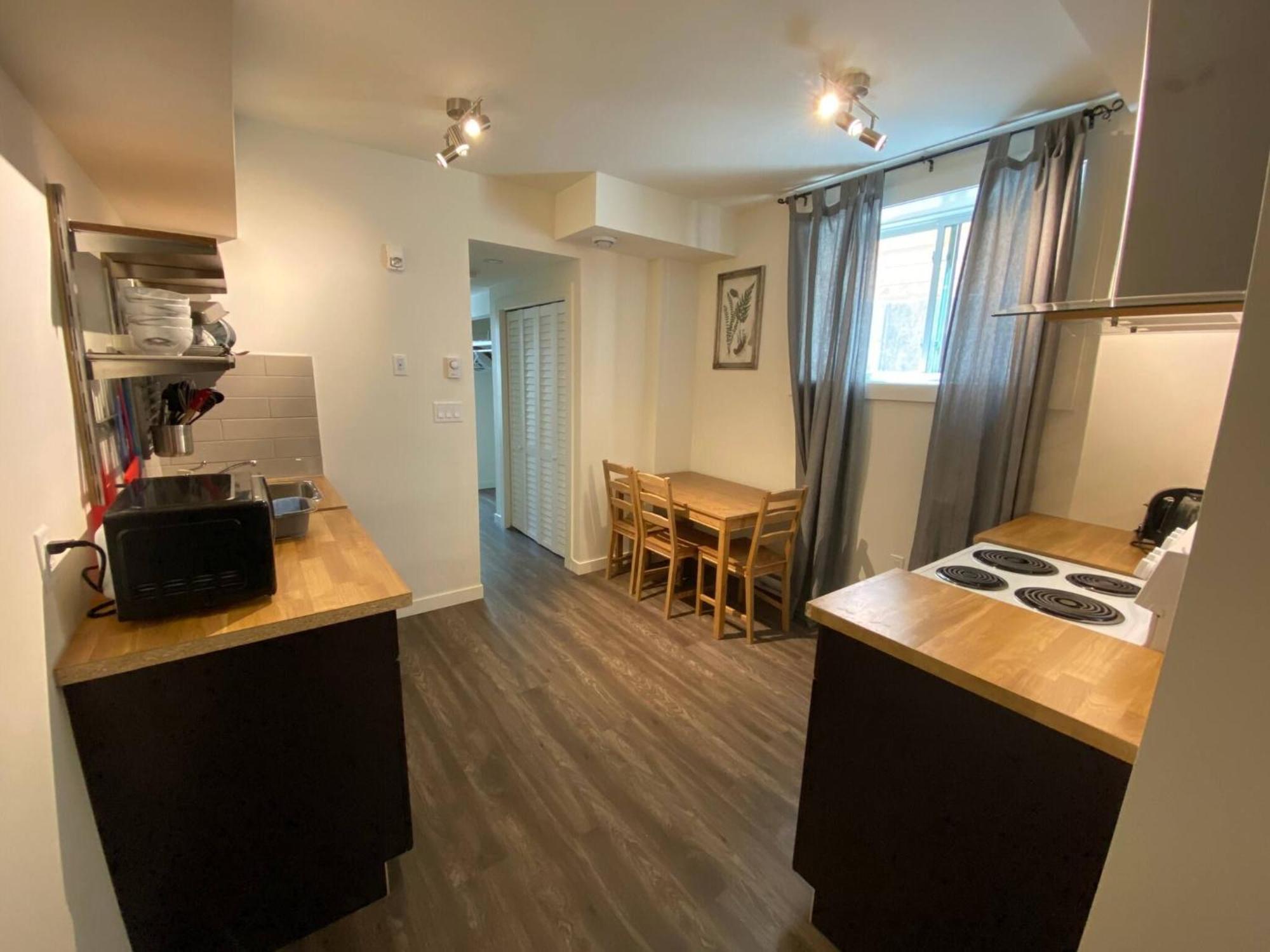 Dt 1 Bedroom 1bath Cozy 8 Min Walk To Arena Apartment Edmonton