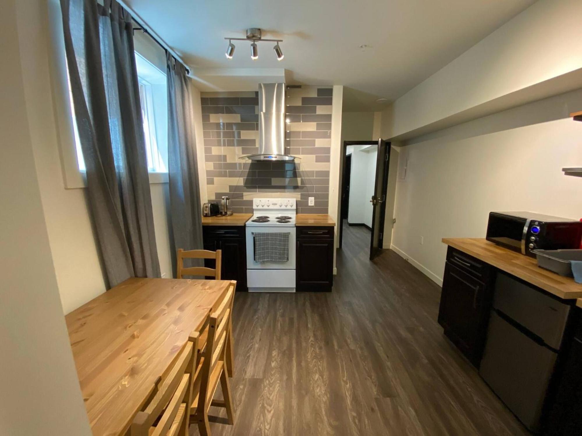 Dt 1 Bedroom 1bath Cozy 8 Min Walk To Arena * Edmonton