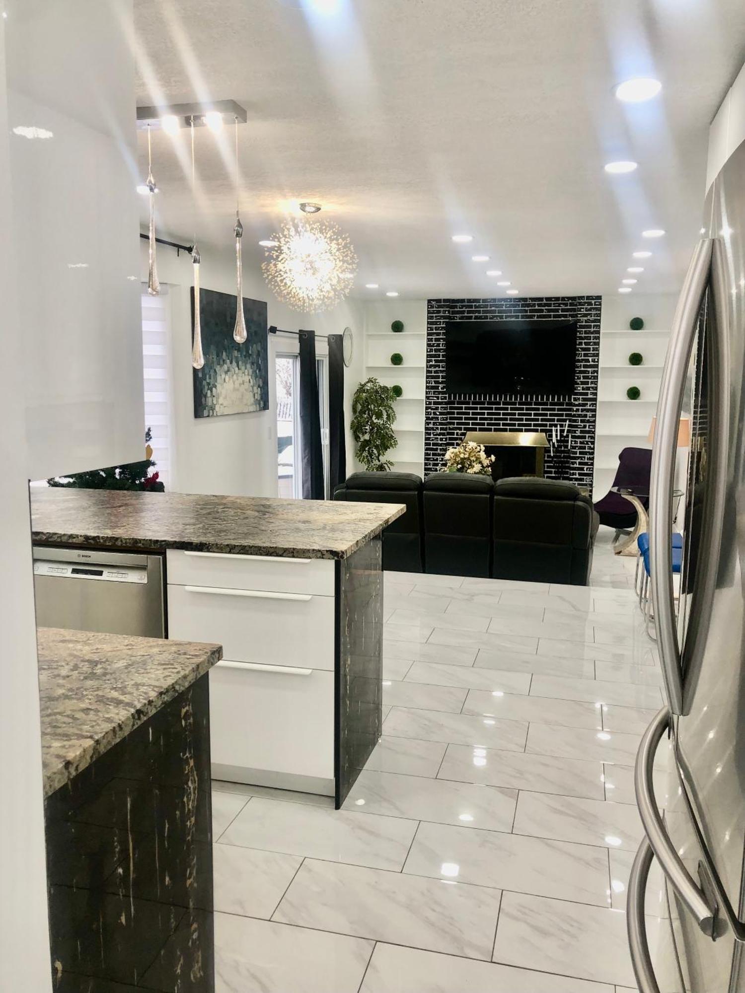 Modern And Luxury 3500 Sq Feet House Jetted Tub Over 10000 Sq Feet Lot * Edmonton