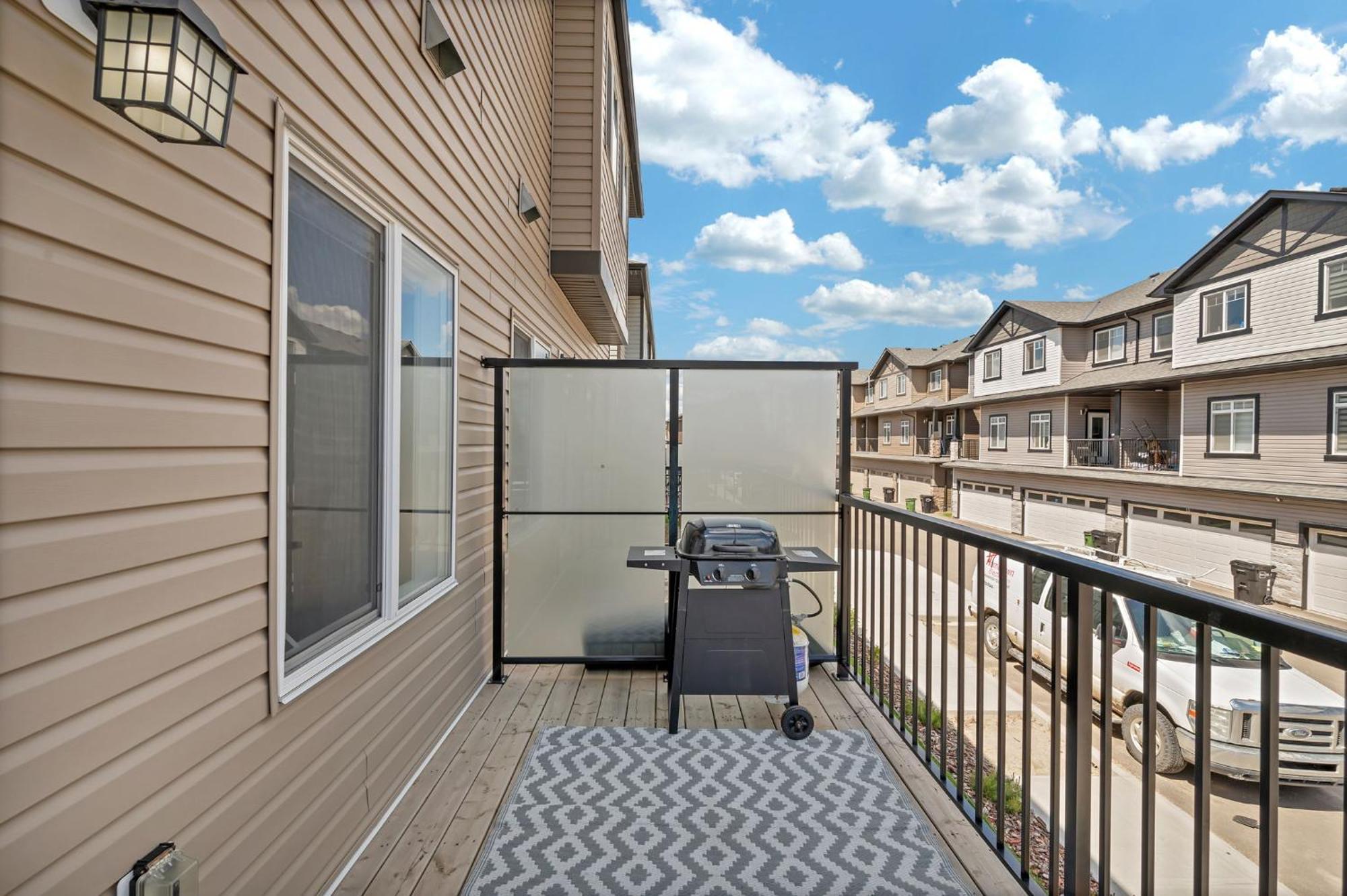 Apartment Modern Comfort In Laurel 3 Bedroom 2 & Half Bthr Full Kitchen 2 King Beds 1 Queen Bed Double Car Attached Garage Edmonton