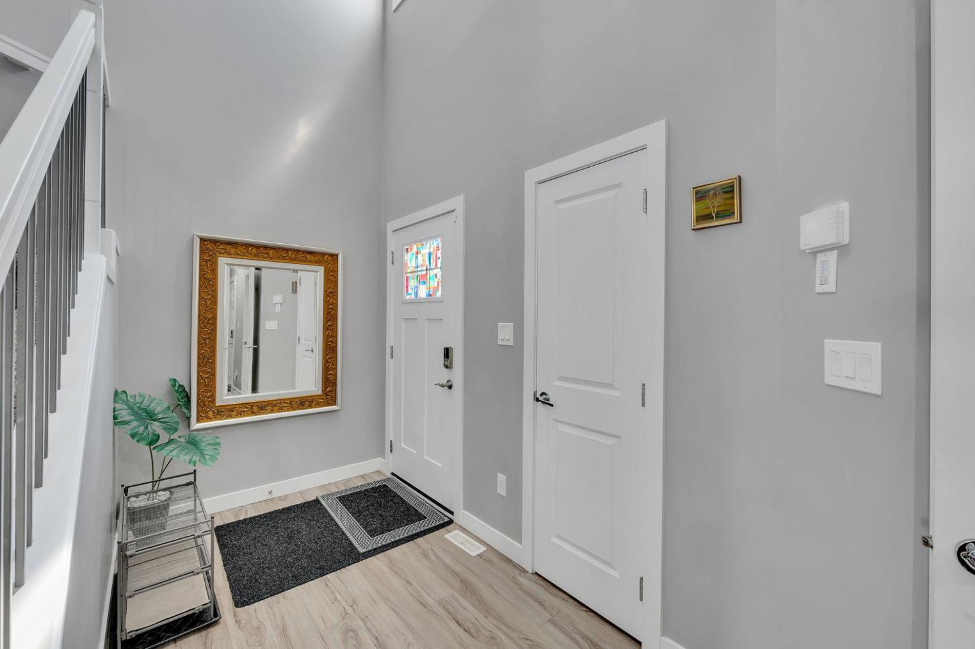 Apartment Modern Comfort In Laurel 3 Bedroom 2 & Half Bthr Full Kitchen 2 King Beds 1 Queen Bed Double Car Attached Garage Edmonton