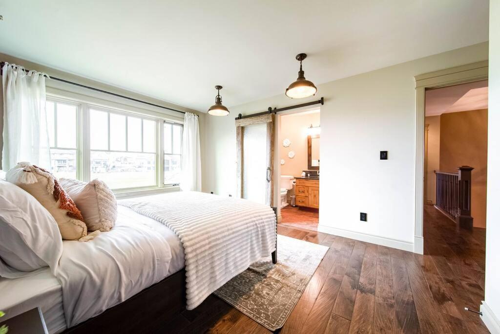 Luxury Dream Home-firetable-kingbed-ev-bbq-gamesrm Edmonton