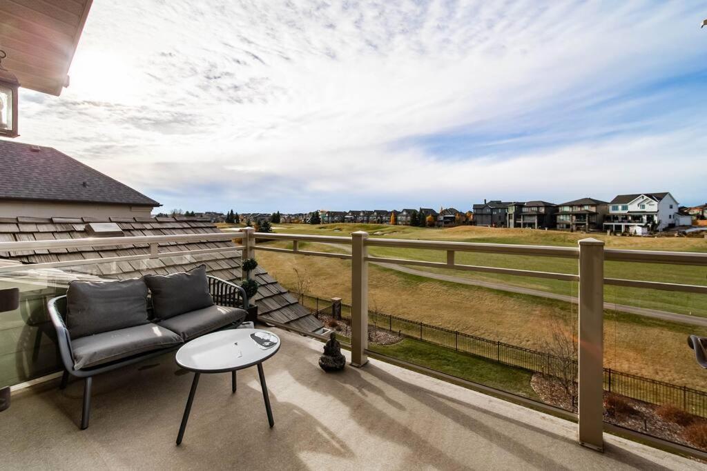 Apartment Luxury Dream Home-firetable-kingbed-ev-bbq-gamesrm Edmonton
