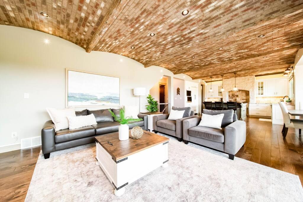 Luxury Dream Home-firetable-kingbed-ev-bbq-gamesrm Edmonton