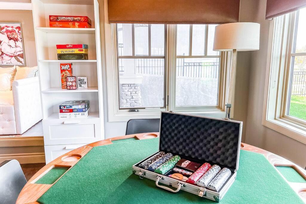 Apartment Luxury Dream Home-firetable-kingbed-ev-bbq-gamesrm Edmonton