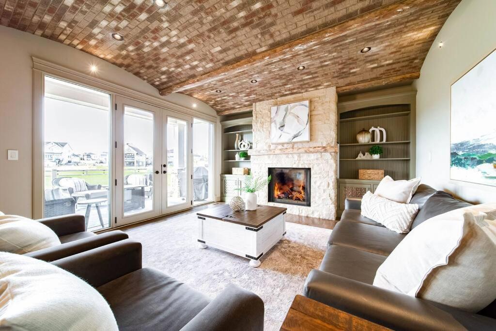 Luxury Dream Home-firetable-kingbed-ev-bbq-gamesrm Apartment Edmonton