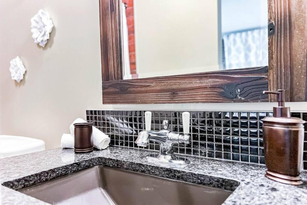Apartment Luxury Dream Home-firetable-kingbed-ev-bbq-gamesrm Edmonton