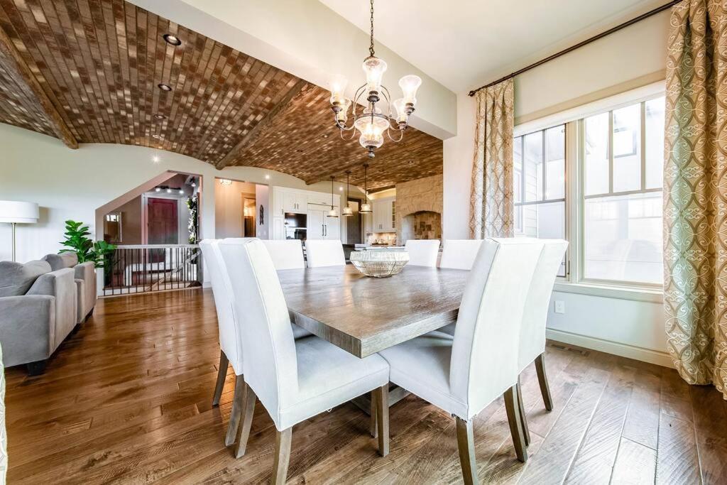 Luxury Dream Home-firetable-kingbed-ev-bbq-gamesrm Edmonton