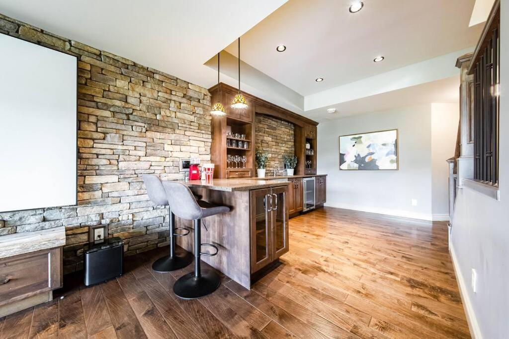 Luxury Dream Home-firetable-kingbed-ev-bbq-gamesrm * Edmonton