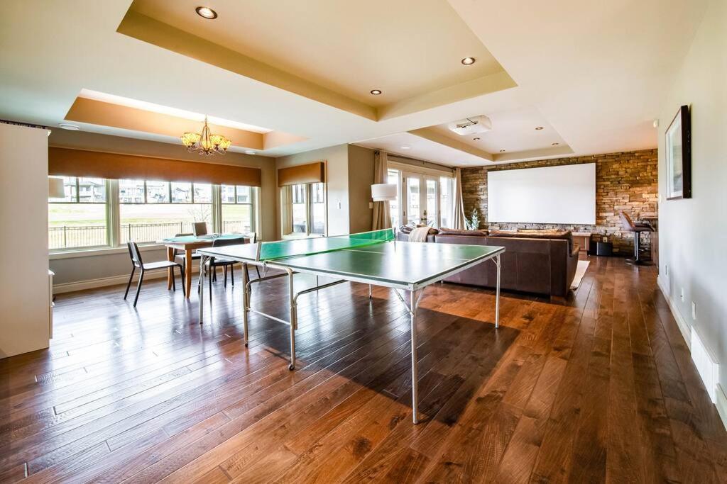 Luxury Dream Home-firetable-kingbed-ev-bbq-gamesrm