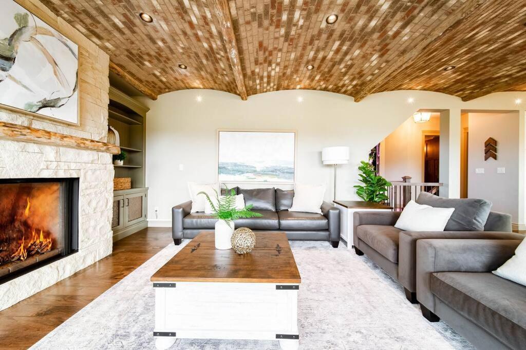Luxury Dream Home-firetable-kingbed-ev-bbq-gamesrm Apartment Edmonton