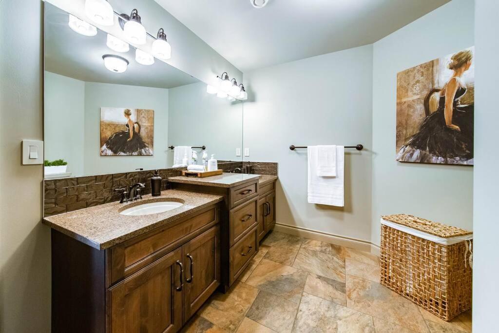 Luxury Dream Home-firetable-kingbed-ev-bbq-gamesrm * Edmonton